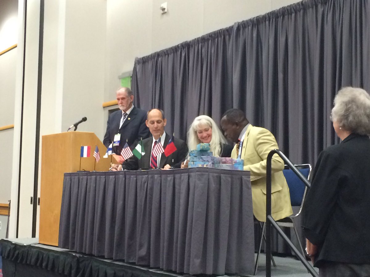 ErnestoGuevaraO's tweet photo. International Luncheon #ASCE2016 @CFIACR #International #CivilEngineers #Engineering #Innovating #Leading @ASCETweets @ICE_engineers https://t.co/PIgikYX4D5