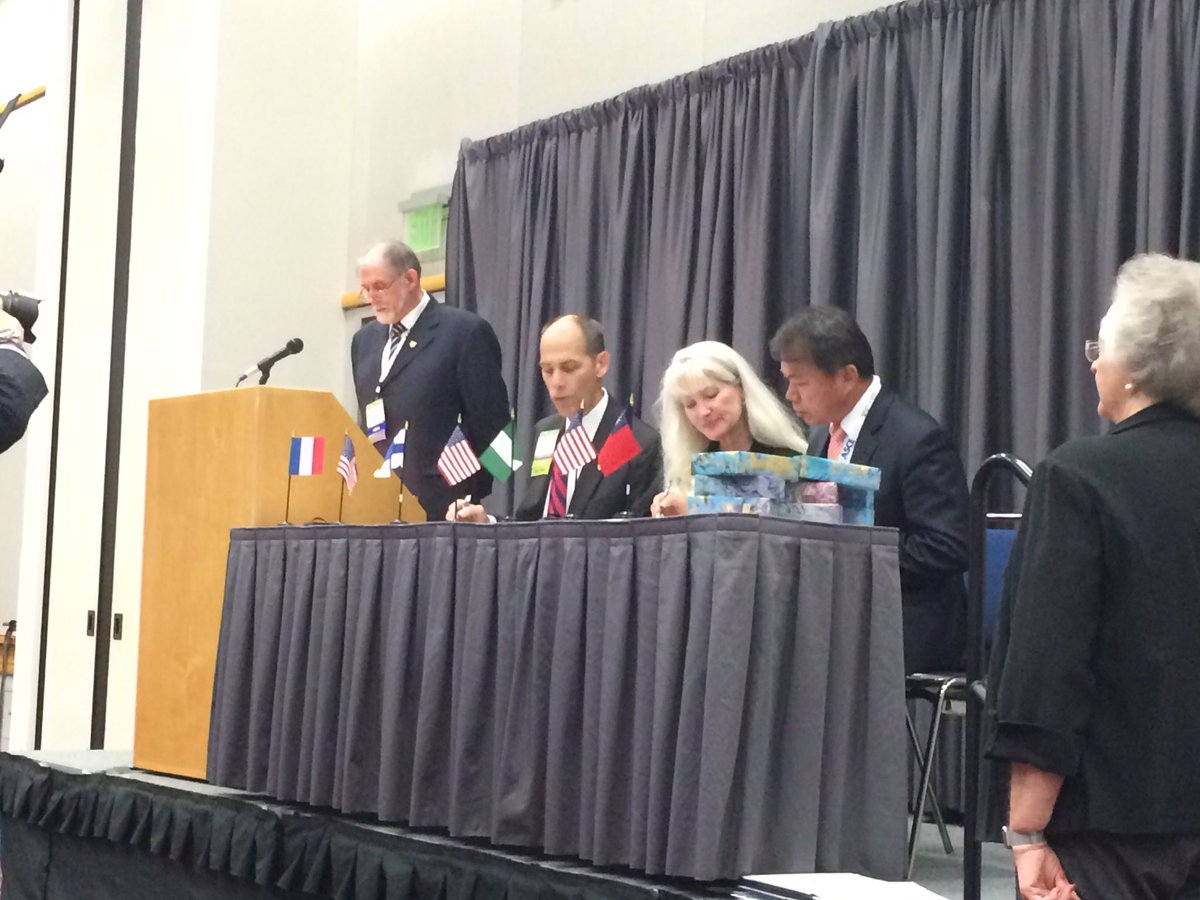 ErnestoGuevaraO's tweet photo. International Luncheon #ASCE2016 @CFIACR #International #CivilEngineers #Engineering #Innovating #Leading @ASCETweets @ICE_engineers https://t.co/PIgikYX4D5