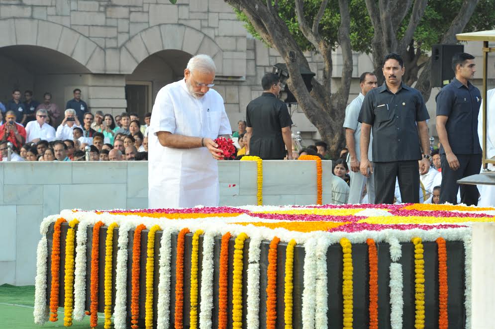 PIB_India's tweet photo. PM @narendramodi pays tributes to Gandhi Ji on Gandhi Jayanti at Rajghat https://t.co/JvM3TewTfp