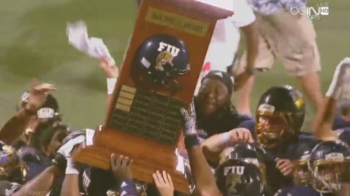 FIU football beats FAU in Shula Bowl bit.ly/2dIZbYX?utm_me… https://t.co/XFkfPbqIPy