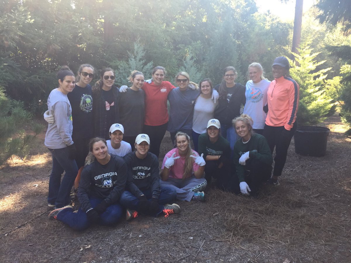 GCSU_Softball's tweet photo. #communityservice #morethanjustsoftballpayers #Lockerly https://t.co/fg4IZ8fVvL