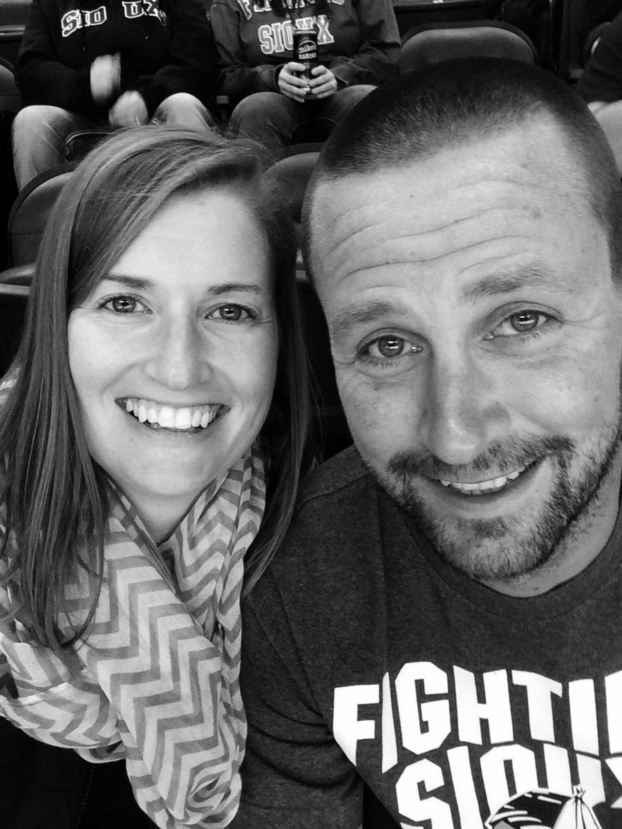 BastingAmber's tweet photo. #siouxyeahyeah #raise8 @UNDmhockey https://t.co/VXUehCEtfP