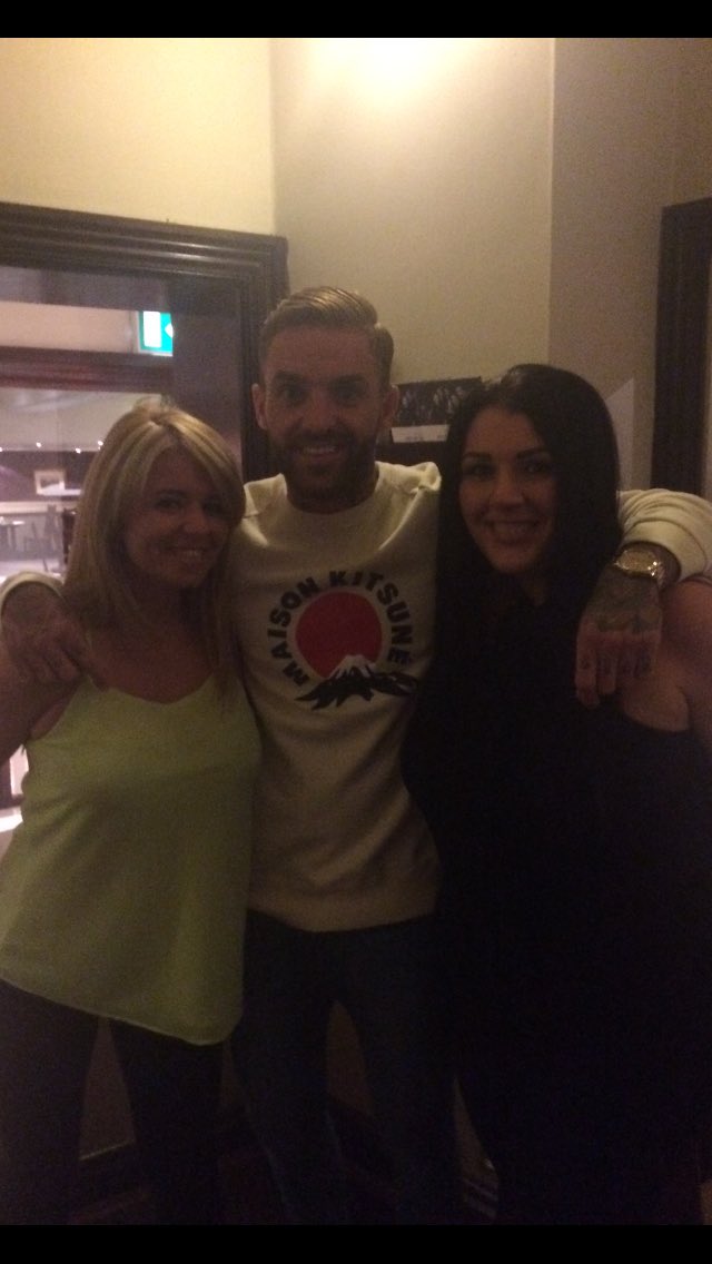 weekayeturner's tweet photo. Chilling with the my katie and in walks this one and sits down at our table @AaronCGShore #hairspray https://t.co/uGzxpsRtQE