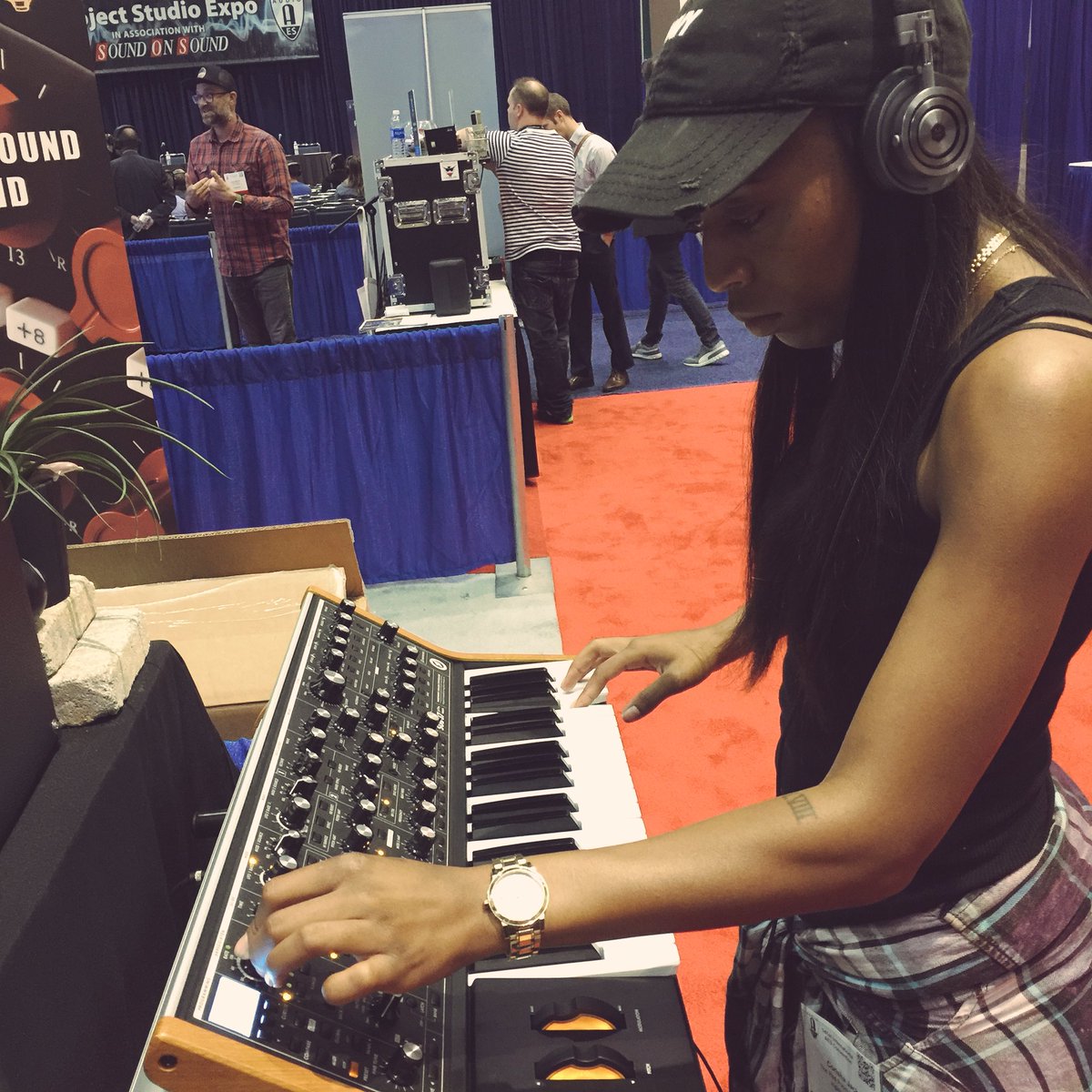 moogmusicinc's tweet photo. The future is female. #AES2016 #aes #AESLA #womeninelectronicmusic https://t.co/4B1e2I9PMc