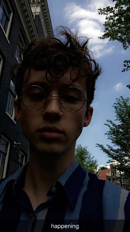 gugiegugie's tweet photo. troye sivan de oculos eh tao lindo olhem que precioso https://t.co/TkCNm07t3d