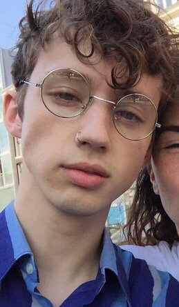 gugiegugie's tweet photo. troye sivan de oculos eh tao lindo olhem que precioso https://t.co/TkCNm07t3d