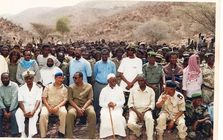 YonisMoussa6's tweet photo. Mohamed ahmed ebo dit jaabha vêtu d'un khamis blanc et d'un imama, deuxième rang au dessus du colonel ali hassan https://t.co/3k5cKjOa0z