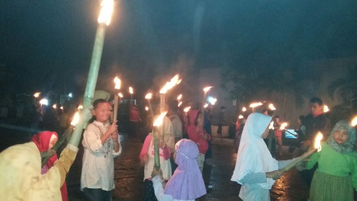 Pawai Obor dlm rngka mnyambt Thn Baru Islam 1438 H Tk. Kcmatan Gdbg yg d lepas dr Hlmn Ktr Kec.Gdbg, Sabtu (1/10). <a href="/ridwankamil/">Ridwan Kamil</a> @PemumBdg
