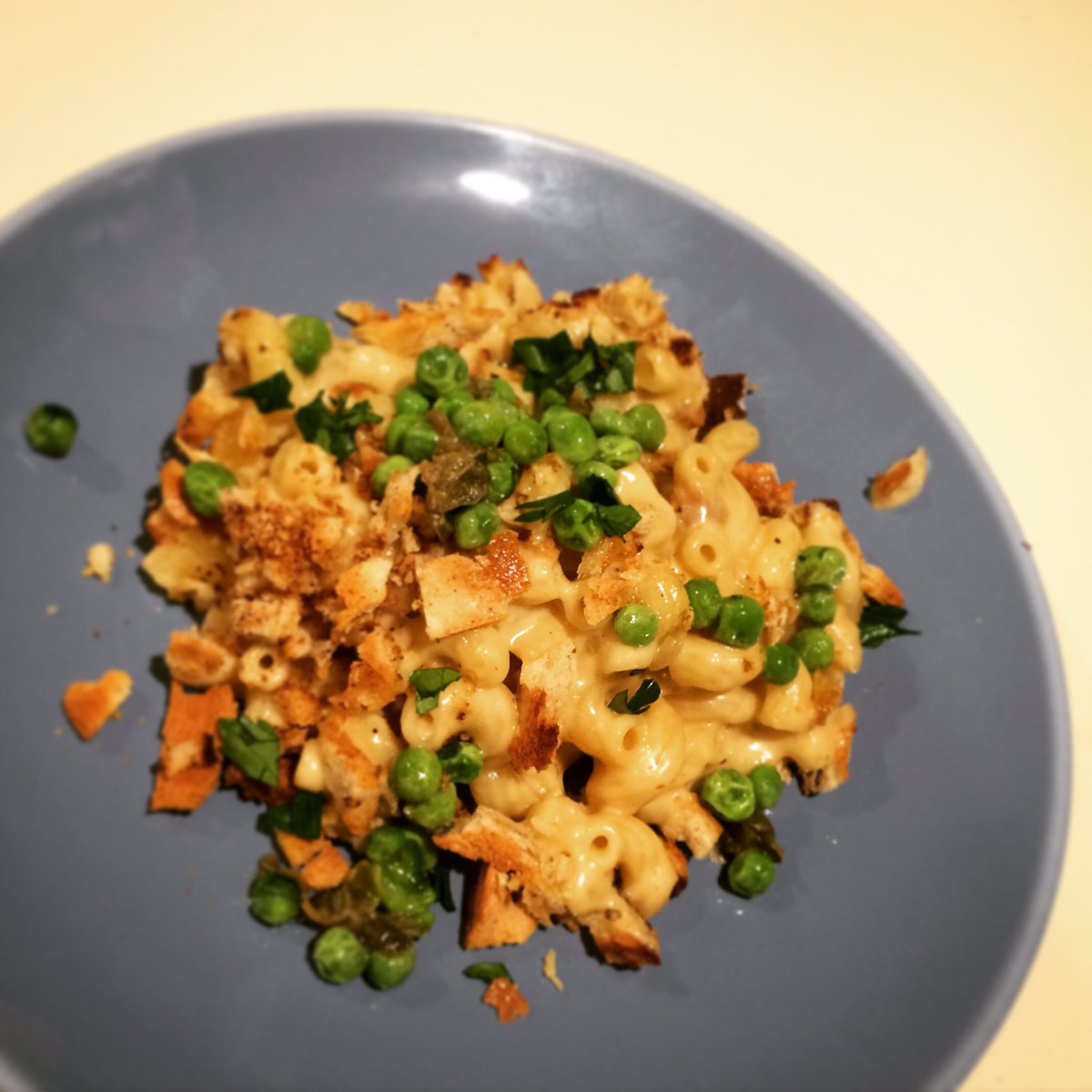 FalynnK's tweet photo. #welshrarebit #macncheese baked w/ #rye #breadcrumbs topped w/ #peas and #parsley cooked in #caper and #brownbutter #sauce #fallymac https://t.co/1f52MpwMgq