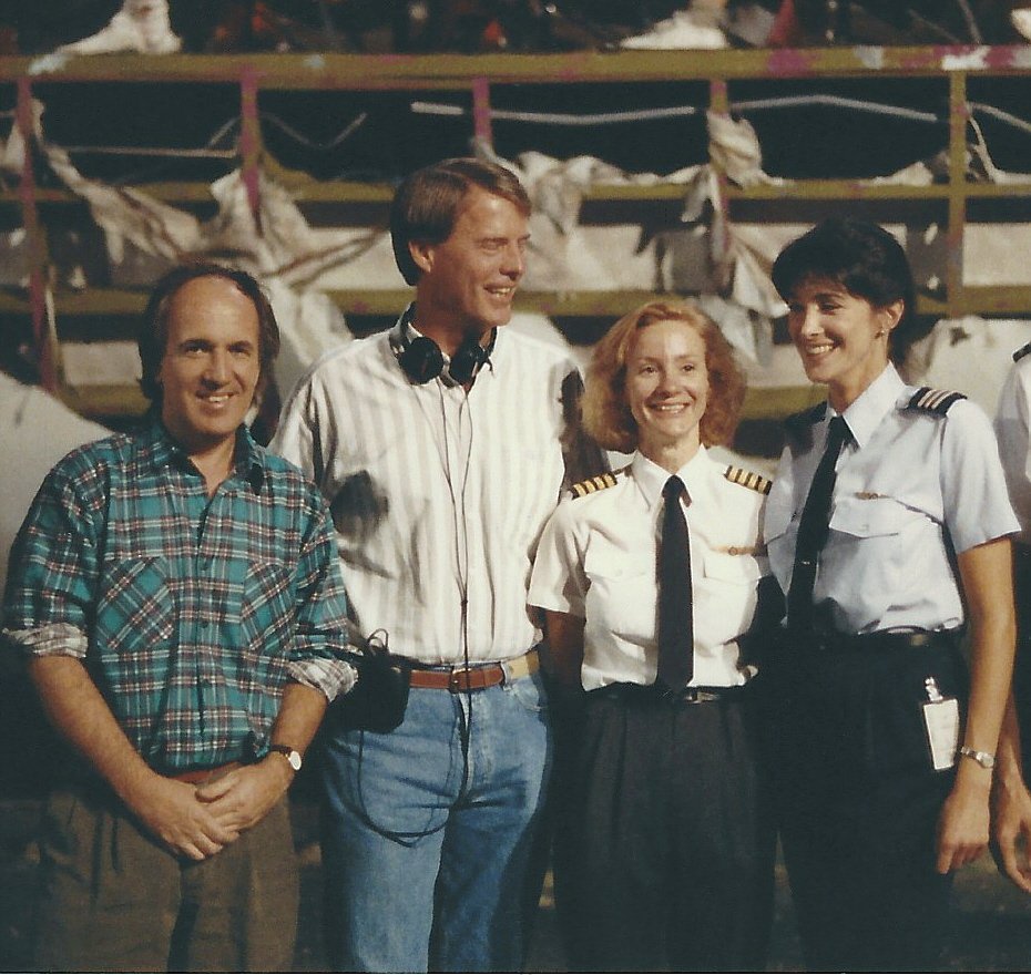 泰安洋行 奇跡の243便 年のアロハ航空243便事故 を映画化した作品 機体外壁破損という最悪な状況下で着陸に尽力する機長や乗員を描く 壮絶な事故の様子に加え 彼らの奮闘ぶりは感動を呼ぶ 軍出身の機長等 ハドソン川 と共通点も多く 同作を好きな