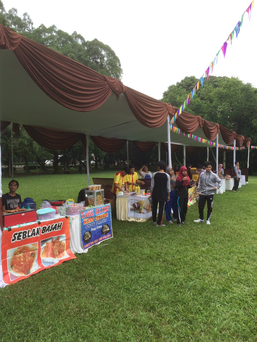 Disini juga tersedia stand makanan loh! Bagi yang laper &amp; gak ada kerjaan mending dateng ke Agrifestestival @Lapangan Rektorat AHN