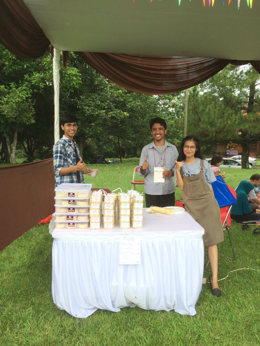 Disini juga terdapat stand 'Donking Donuts' ayok merapattt ke lapangan AHN😉😊