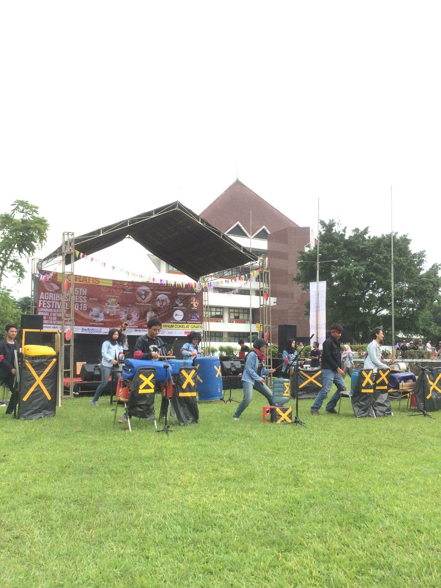 Penampilan dari Xplorasi perwakilan Fakultas Perikanan dan Ilmu Kelautan IPB! Kreatif sekali ya