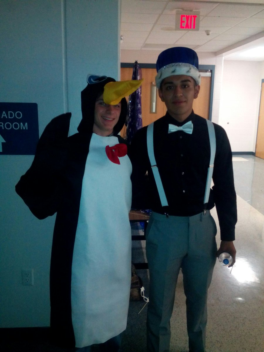 WLStudentCouncl's tweet photo. We are so cool there are penguins here https://t.co/1vDKtnoyWU