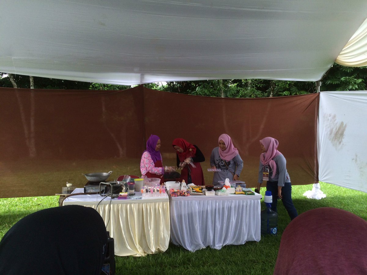 Cooking class untuk sesi pembuatan permen coklat sudah dimulai, setelah ini ada sesi pembuatan muffin, yukk cepat datang ke lapangan AHN ;)
