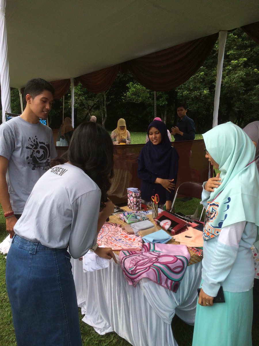 Keseruan MC kita sedang berkeliling menghampiri setiap stand di Agrifest. Wah rajin ya MC kita ini :)