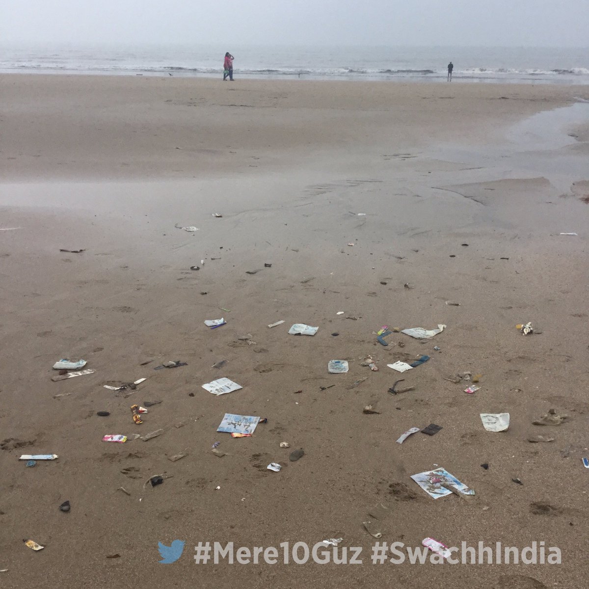 banegaswasthind's tweet photo. Clean 10 yards of Juhu Beach today as part of #SwachhIndia's 12hr #Cleanathon. #Mere10Guz https://t.co/1yHgXPGqzn