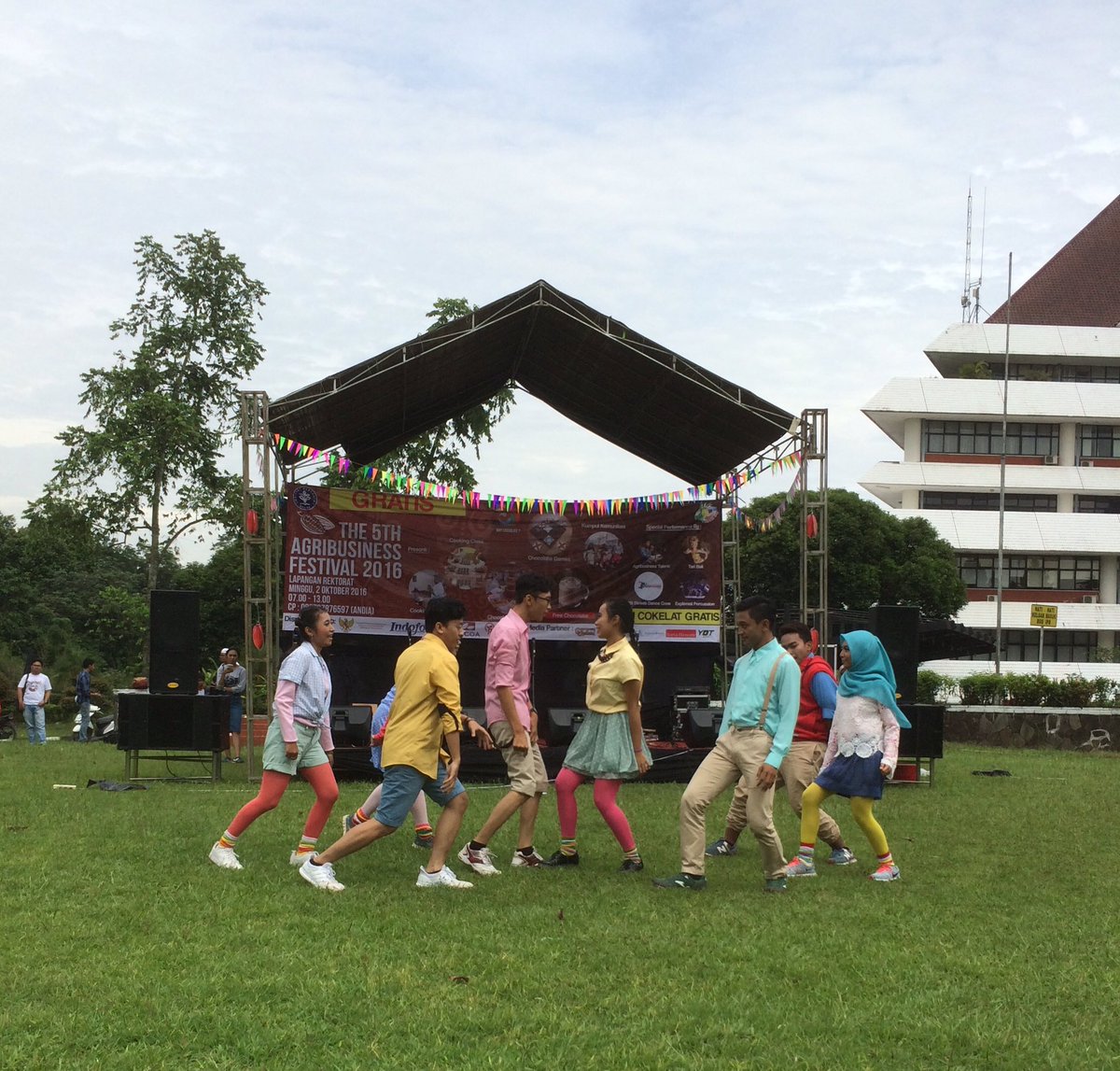 Penampilan dari IPB STREET DANCE COMMUNITY (ISDC) ! Wow keren banget dancenya!! Ayo jangan sampai ketinggalan keseruan2 lainnya!