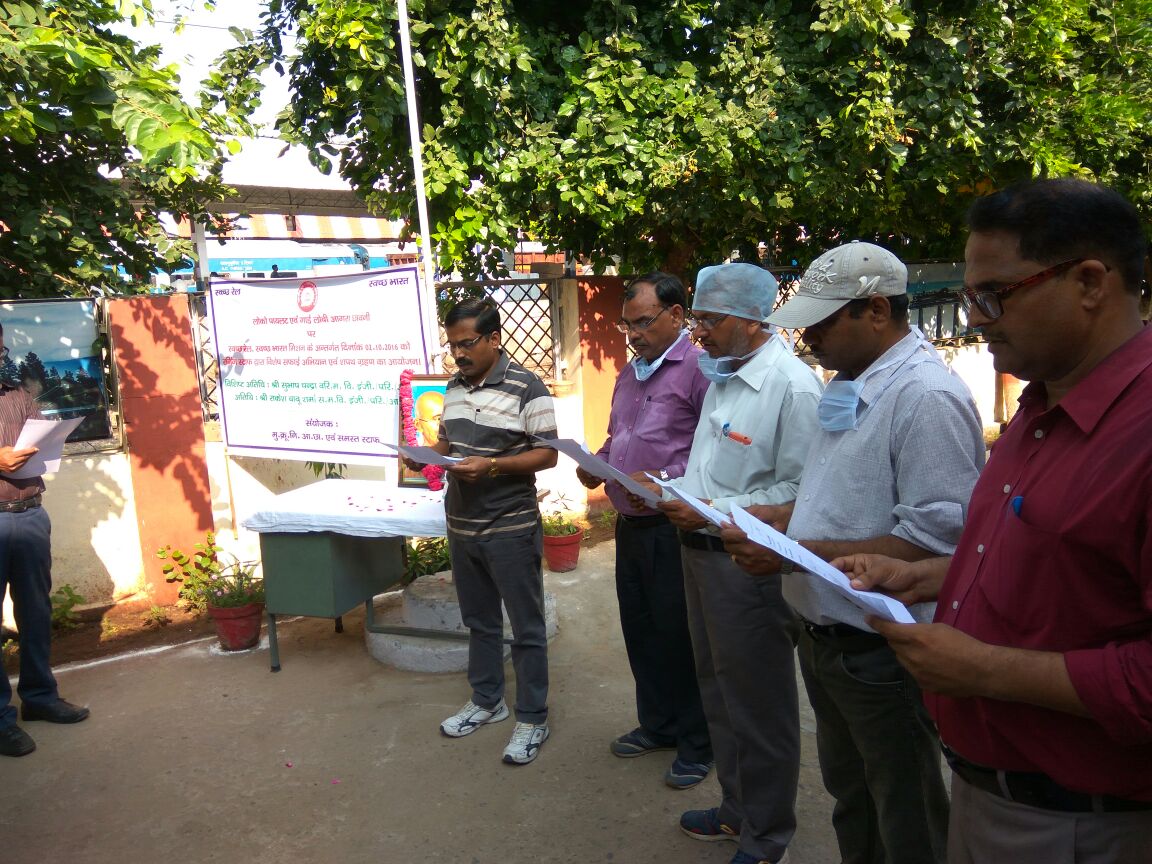 SrdcmA's tweet photo. @GMNCR1 @DRM_Agra @CPRONCR @RailMinIndia 
Swacchta abhiyan at agra divisiona https://t.co/RFM18Odqnr