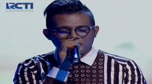 Lagu untuk Mama  ciptaan Ikbar Askara sedang dinyanyikan oleh Mario G Klau