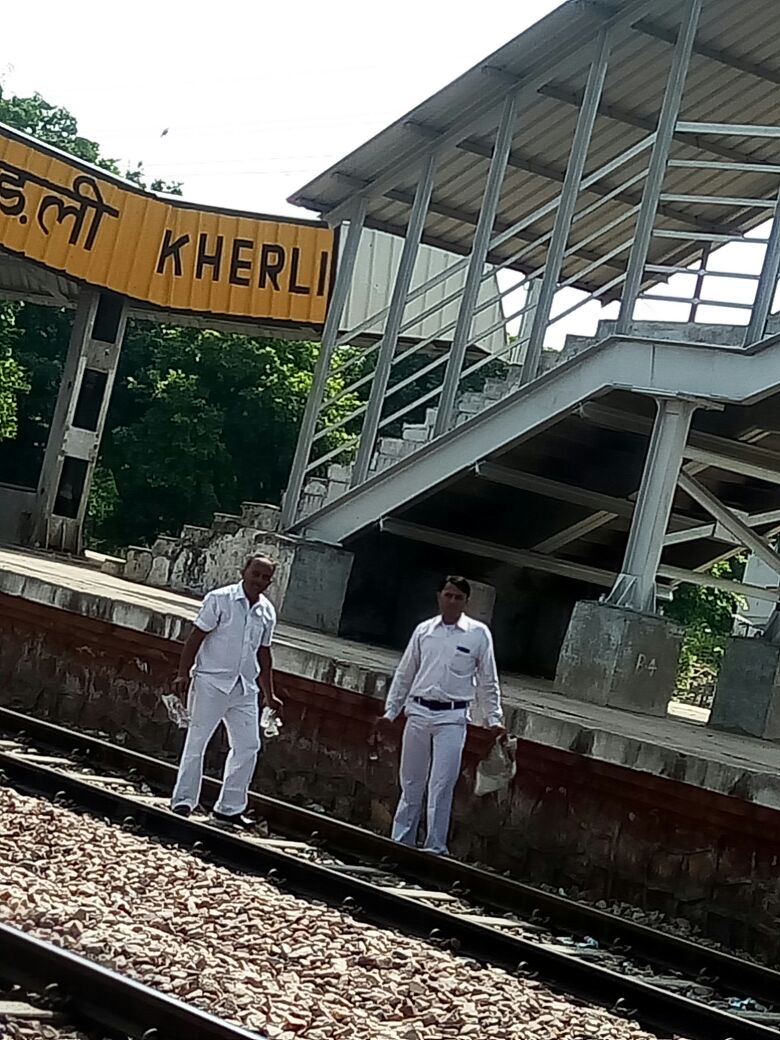 SrdcmA's tweet photo. @DRM_Agra @GMNCR1 @CPRONCR @RailMinIndia 
Active participation of railway employees on  2oct2016Swacch bhart mission https://t.co/TPWQfT2DkR