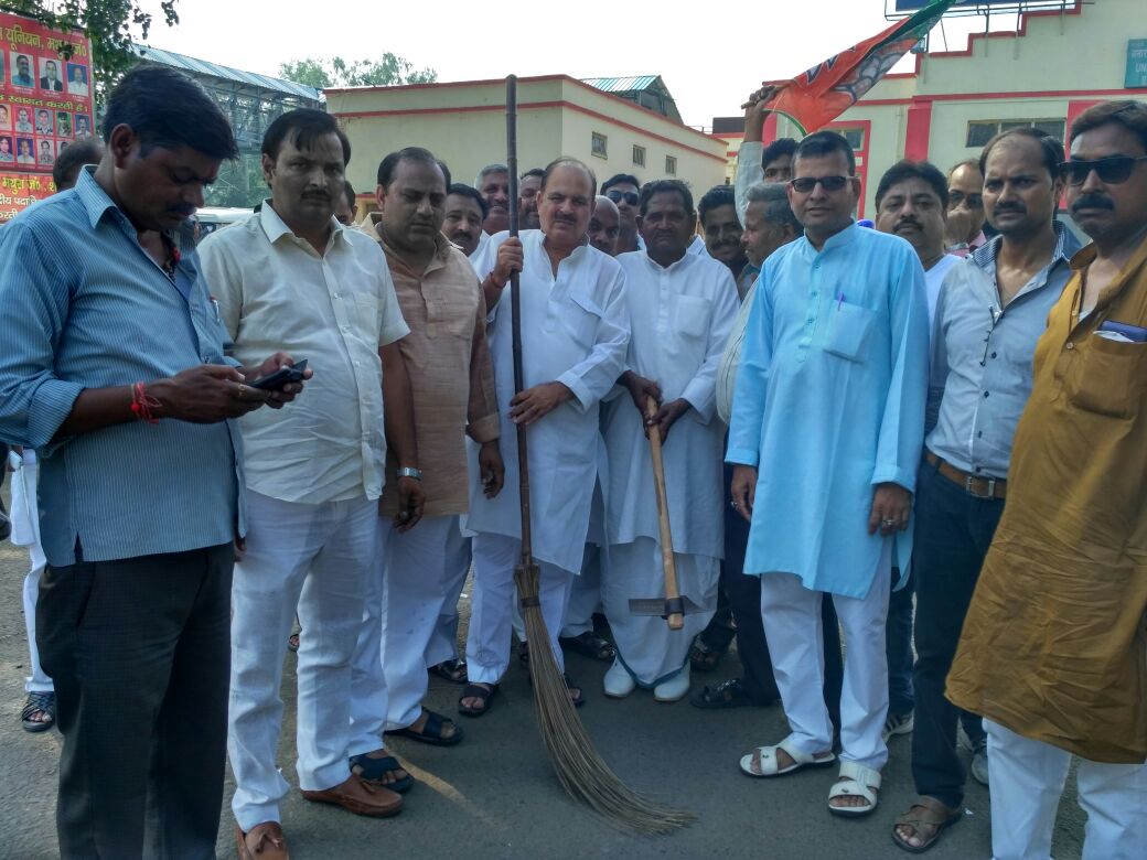 SrdcmA's tweet photo. @DRM_Agra @GMNCR1 @CPRONCR @RailMinIndia 
SWACCH BHARAT MISSION at mathura station on 2nd Oct. https://t.co/ULEYeFS54t