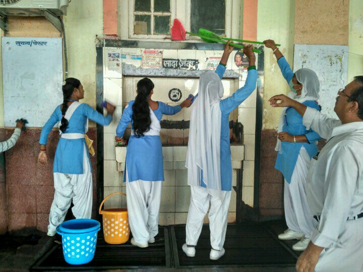 SrdcmA's tweet photo. @DRM_Agra @GMNCR1 @CPRONCR @RailMinIndia 
SWACCH BHARAT MISSION at mathura station on 2nd Oct. https://t.co/ULEYeFS54t