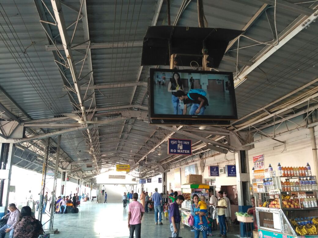 SrdcmA's tweet photo. @GMNCR1 @DRM_Agra @CPRONCR @RailMinIndia 
Small Video clip was shown  for public awareness   in agra division https://t.co/MraiJY8hzJ