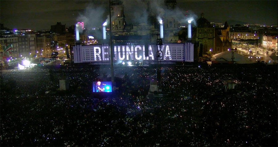 sopitas's tweet photo. Hace dos semanas, granderos frenaron la marcha en Bellas Artes. Hoy, Roger Waters llevó el mensaje a las puertas de Palacio Nacional https://t.co/VU9R0yUZqM