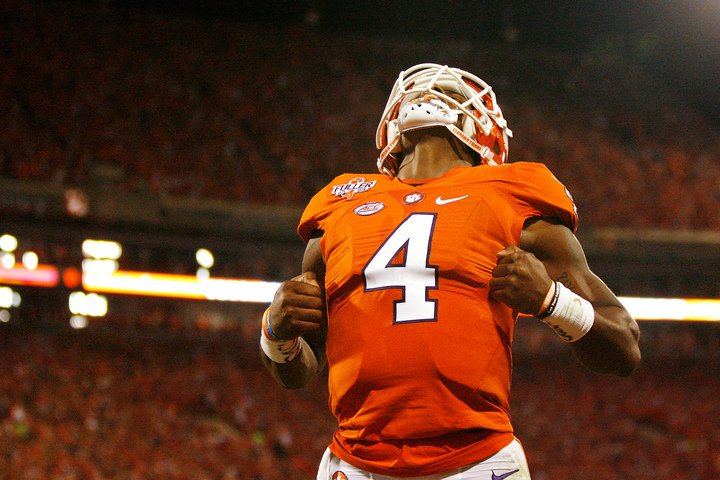BleacherReport's tweet photo. Amazing game.

No. 5 Clemson knocks off No. 3 Louisville, 42-36 

#LOUvsCLEM https://t.co/b6hih8E8qS