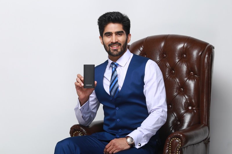AmbraneIndia's tweet photo. Look at @boxervijender flaunting his favourite #PowerBank #AmbraneIndia - You too could! #deals @Flipkart #BigBillionDays https://t.co/c94RVQI0co