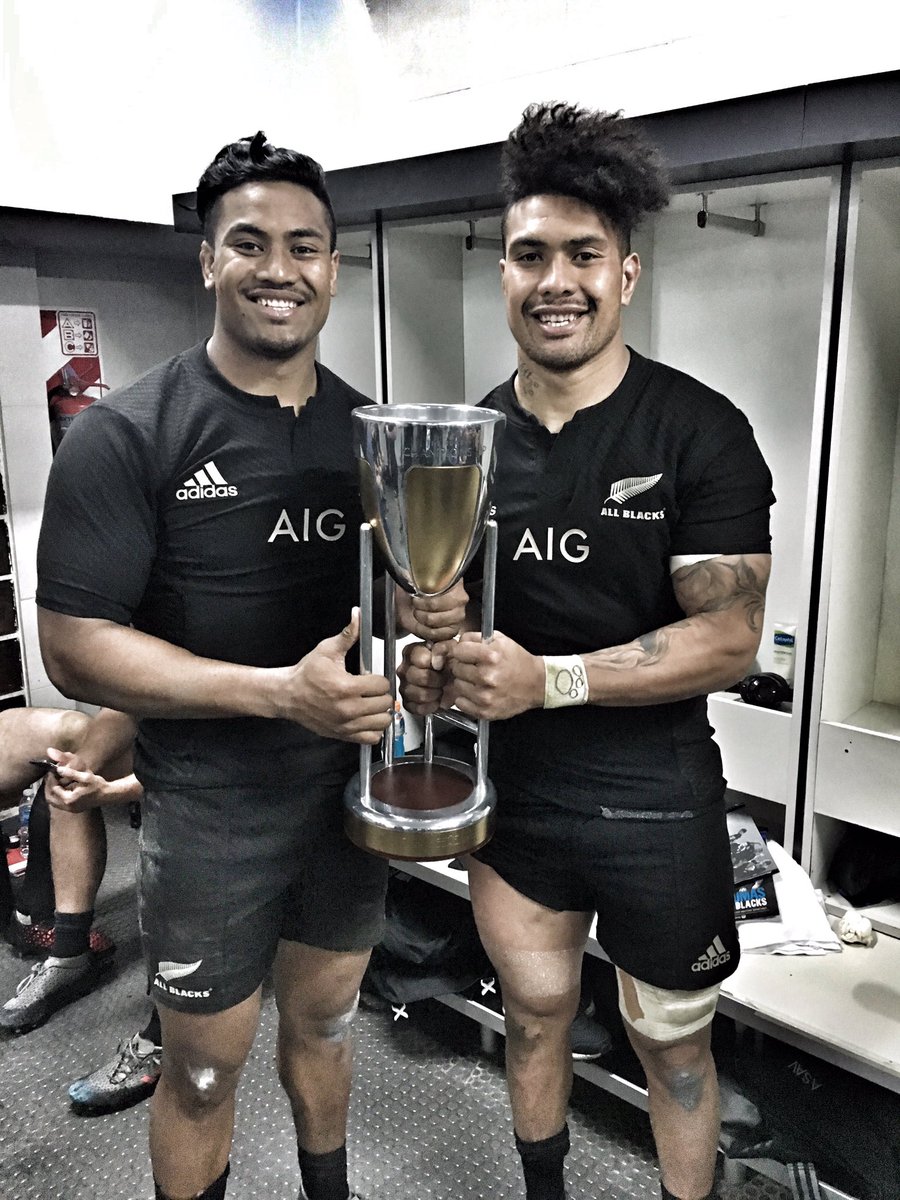 ardiesavea's tweet photo. Tough battle tonight against a tough argy team. Always good doing it next to the uso In front of an electric crowd👌🏽@juliansavea7 #👨🏿🏆👨🏾 https://t.co/d0UmdzIqGH