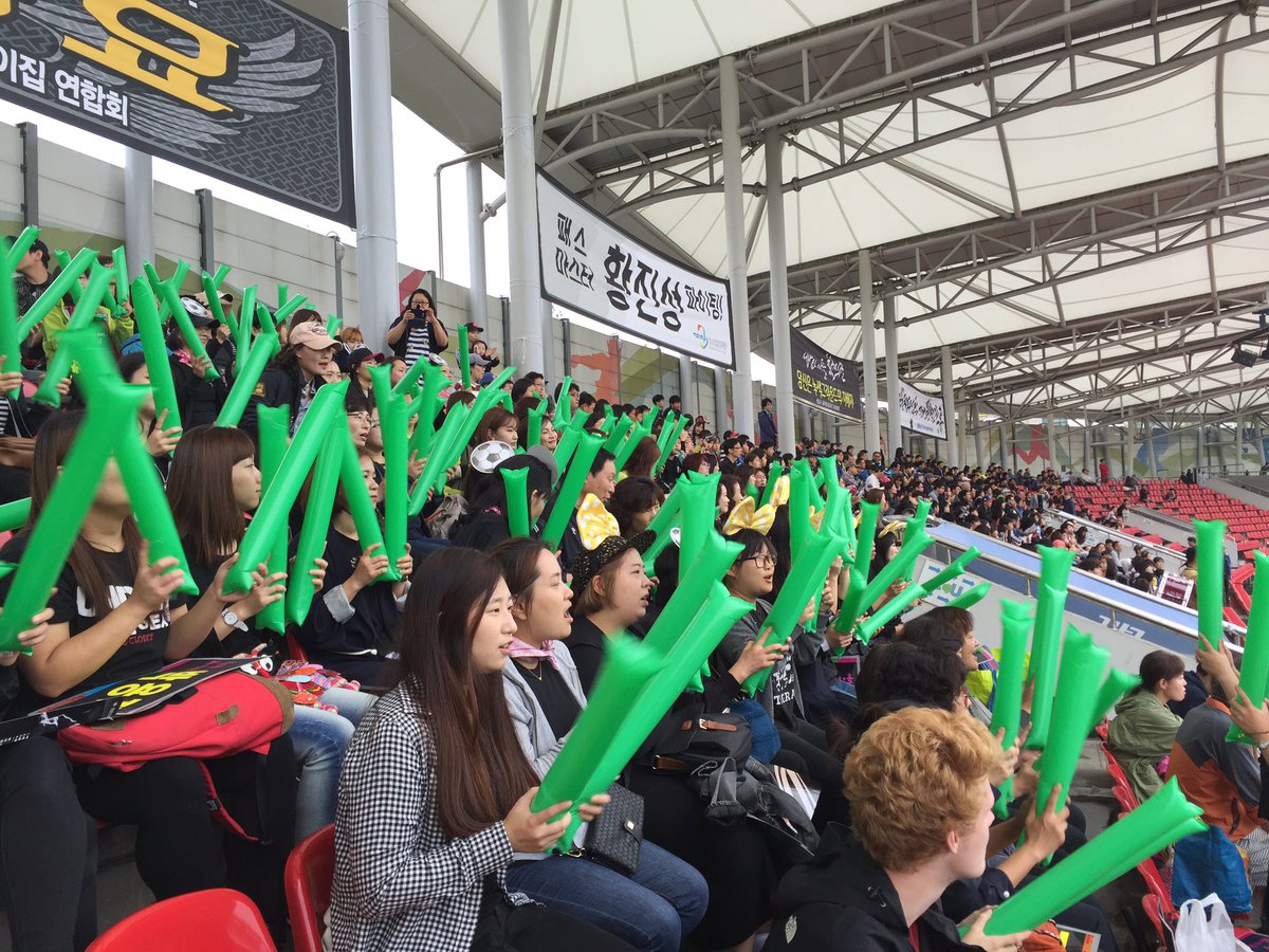 성남FC vs 포항스틸러스 경기가 시작되었습니다. K리그 정규리그 최종전인 만큼 반드시 승리하여 상위스플릿에 꼭 진출할 수 있도록 #성남시아동보육과(고혜경과장)과#성남시어린이집서포터즈(안기순회장)가힘차게 응원하겠습니다.