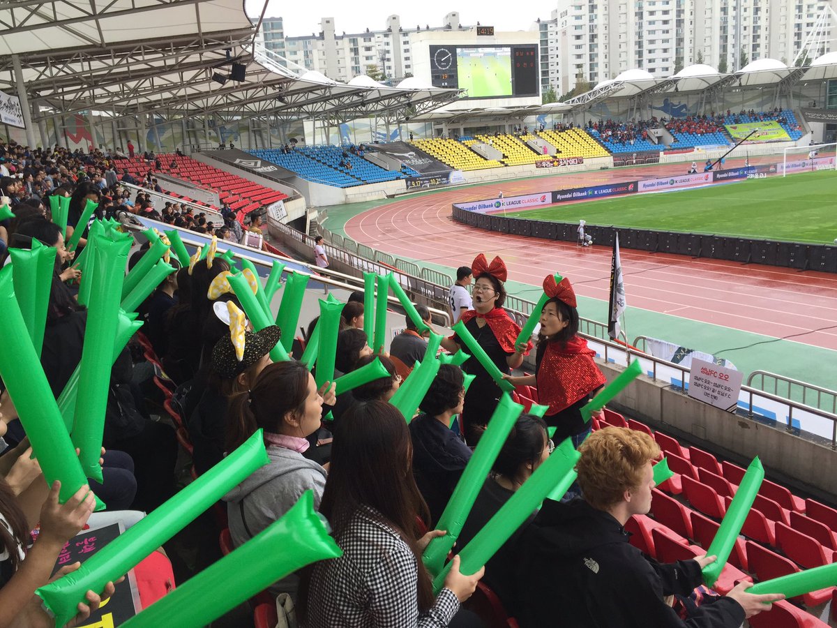 9722_0501's tweet photo. 성남FC vs 포항스틸러스 경기가 시작되었습니다. K리그 정규리그 최종전인 만큼 반드시 승리하여 상위스플릿에 꼭 진출할 수 있도록 #성남시아동보육과(고혜경과장)과#성남시어린이집서포터즈(안기순회장)가힘차게 응원하겠습니다. https://t.co/ezm8mjrDOx