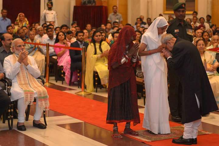 VijayKedia1's tweet photo. Supreme commander of the armed forces bows down in front of the mother and wife of a soldier. The Indian in me feels proud of this country. https://t.co/Xn1Ry8bYEG