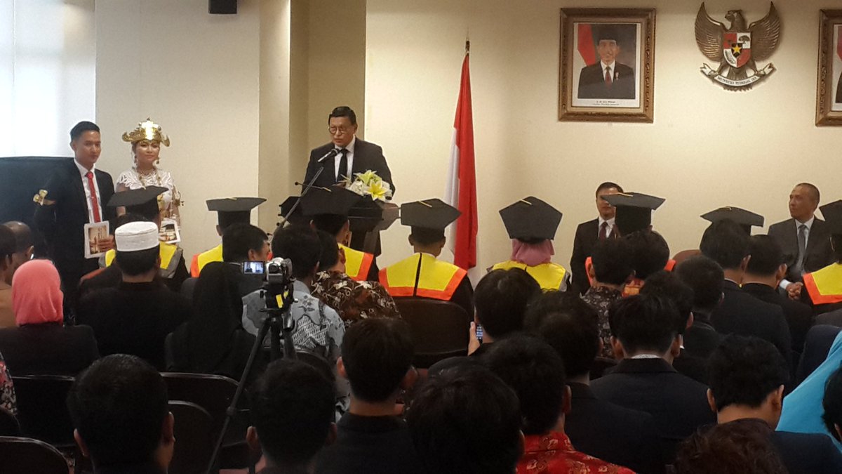 jianto176's tweet photo. Orasi ilmiah Jhon Prasetio "menghadapi globalisasi ekonomi kita harus berkonsep adaptif dan inovatif"
#TKIjadisarjana #wisudaUTKorea https://t.co/QY4VBxTWwo