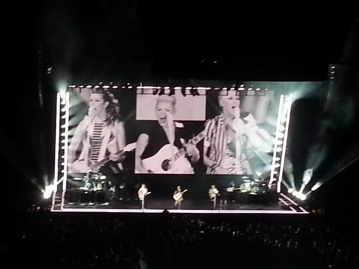 michaelgretton's tweet photo. I ♥ @dixiechicks. Awesome.#DCXCalgary https://t.co/AofUQCRcnY