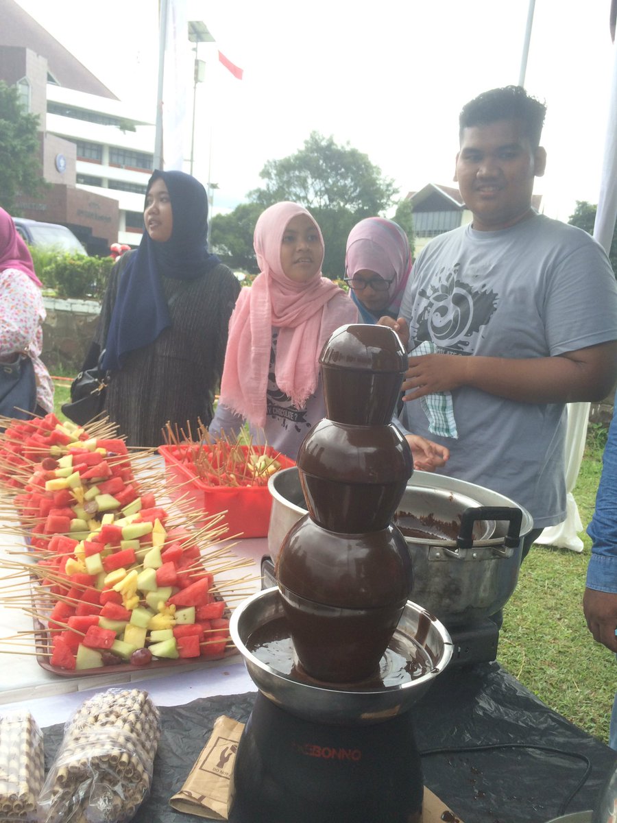 Waktunya 'Chocolate fountain' yang ditunggu-tunggu hadirrrr! Antrian sudah panjang loh, ayok merapat sebelum kehabisan ;)