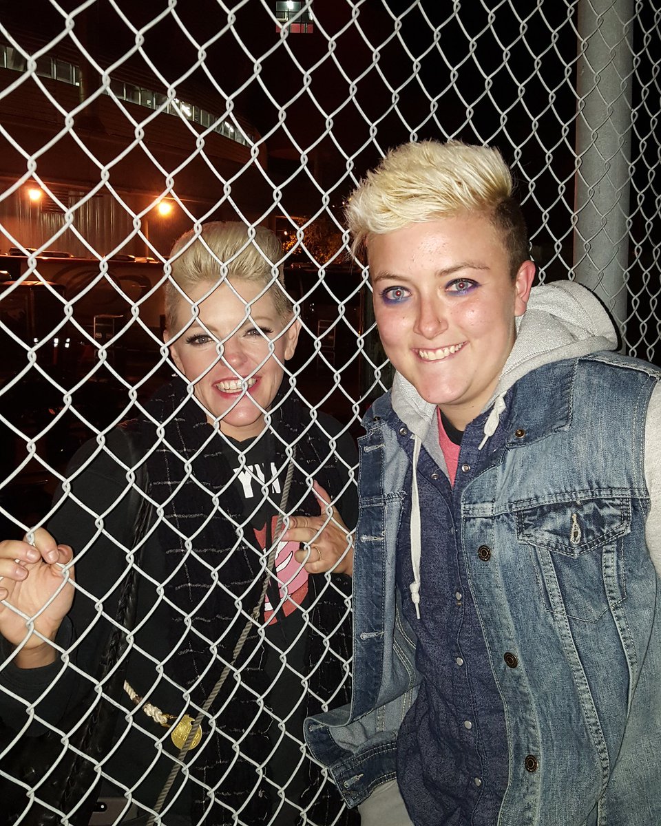 steviewhy13's tweet photo. It's not everyday that you get to meet your hero. @dixiechicks @MainesMusic #DCXCalgary https://t.co/qVf5ZF17kR