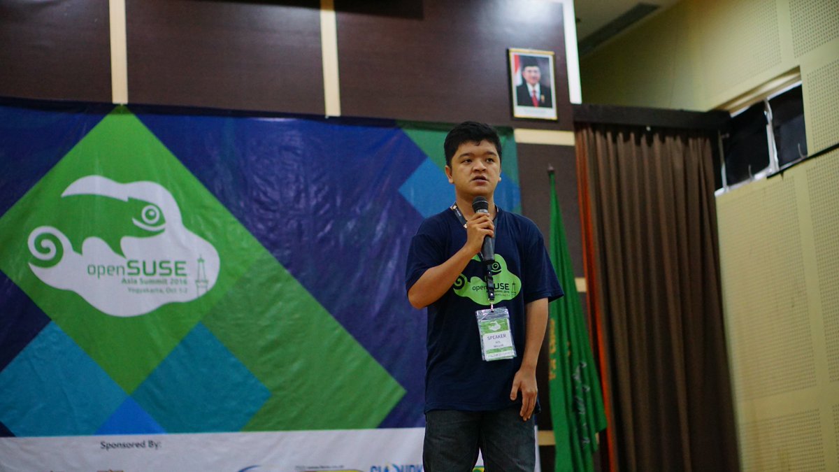 glibogor's tweet photo. bos @winardiaris dari @tech4changes lagi standup tentang PabrikIkon di openSUSESummit.2016 #GLiB on #oSAS16 @openSUSEID https://t.co/IapKBbvQsC