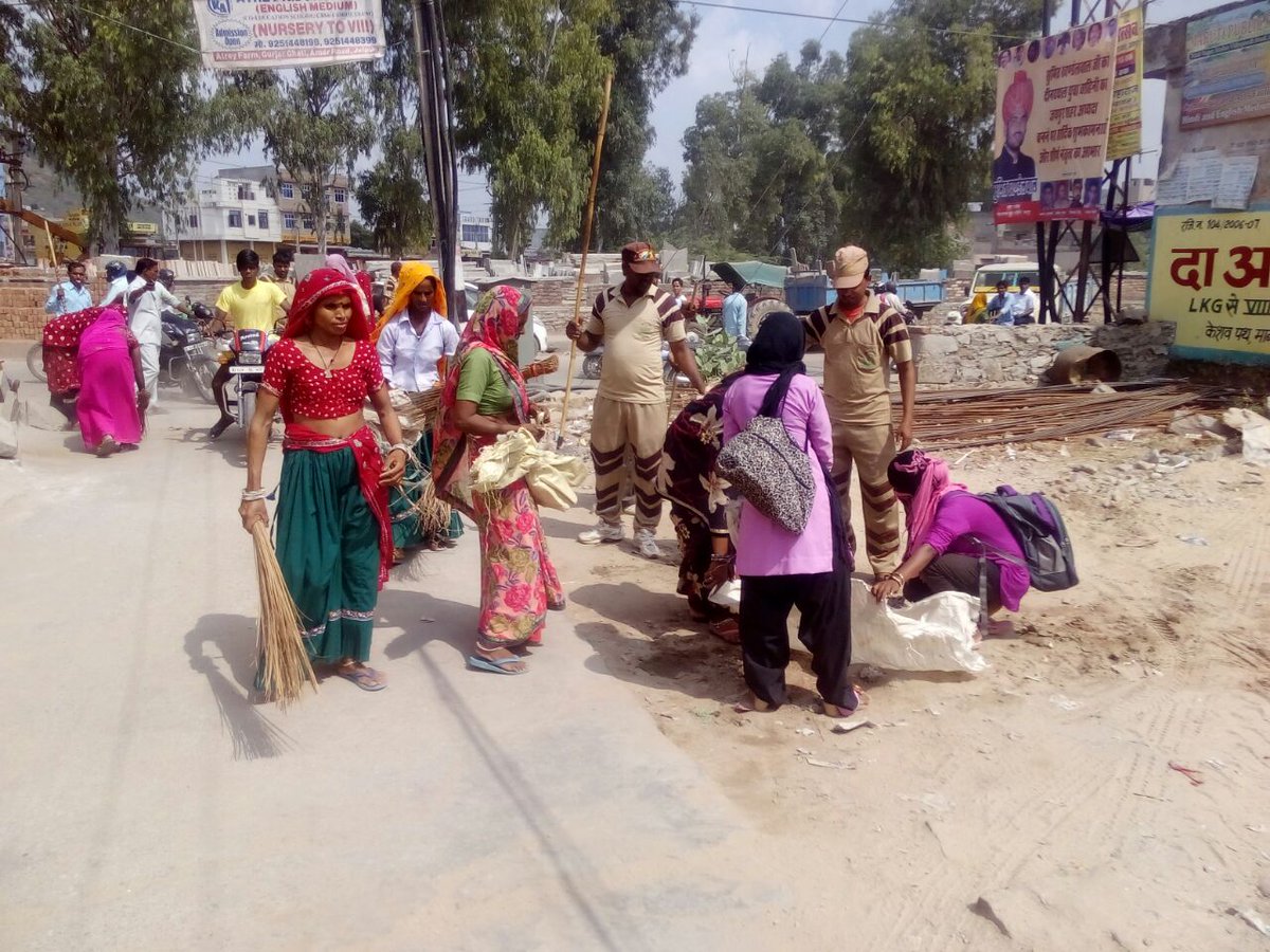 derasachasauda's tweet photo. Every person doing their bit passionately!Volunteers from every part of the Country are here in Jaipur to contribute towards #MyCleanIndia! https://t.co/bFUx9al6yC