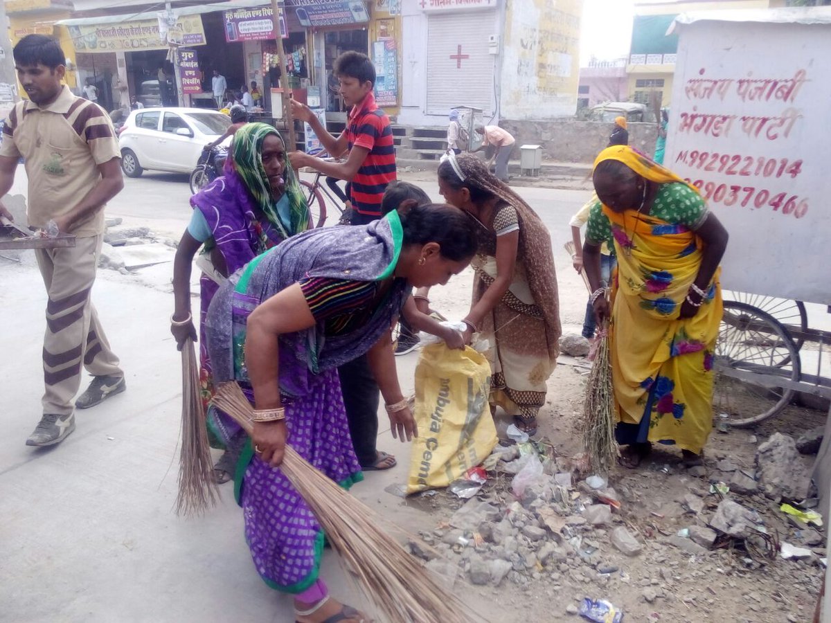derasachasauda's tweet photo. Every person doing their bit passionately!Volunteers from every part of the Country are here in Jaipur to contribute towards #MyCleanIndia! https://t.co/bFUx9al6yC