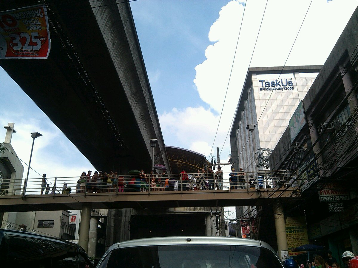 Popoygee's tweet photo. Supporters gather along parts of Aurora blvd.to give their last respect to MDS #MiriamMagic #MiriamFight #RIPMiriam https://t.co/XoFTPFVoo4