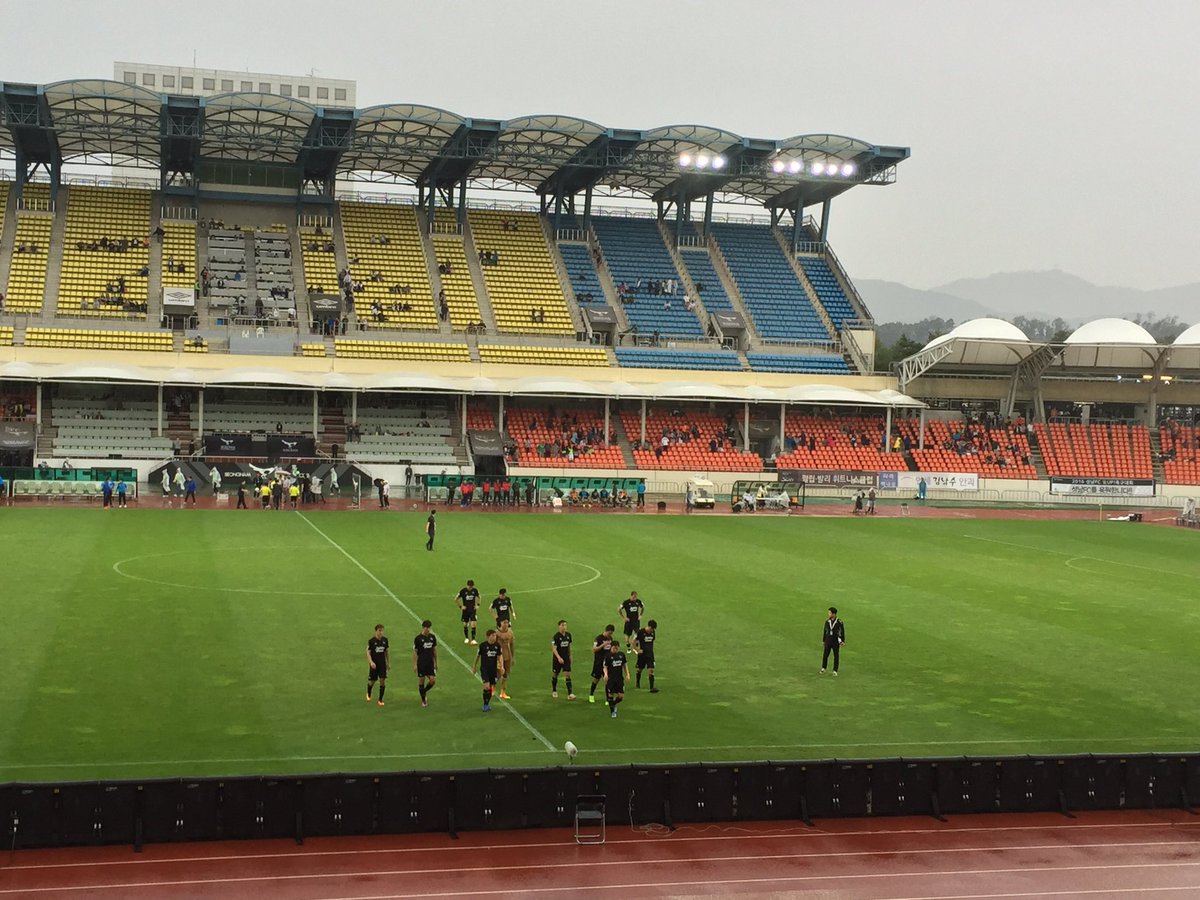 성남FC가 상위스플릿 진출에는 아쉽게 진출하지 못했지만 #성남시아동보육과(고혜경과장)와 #성남시어린이집서포터즈(안기순회장)는 성남FC와 항상 함께하겠습니다. 그동안 최선을 다해준 선수들에게 큰박수를 보냅니다.