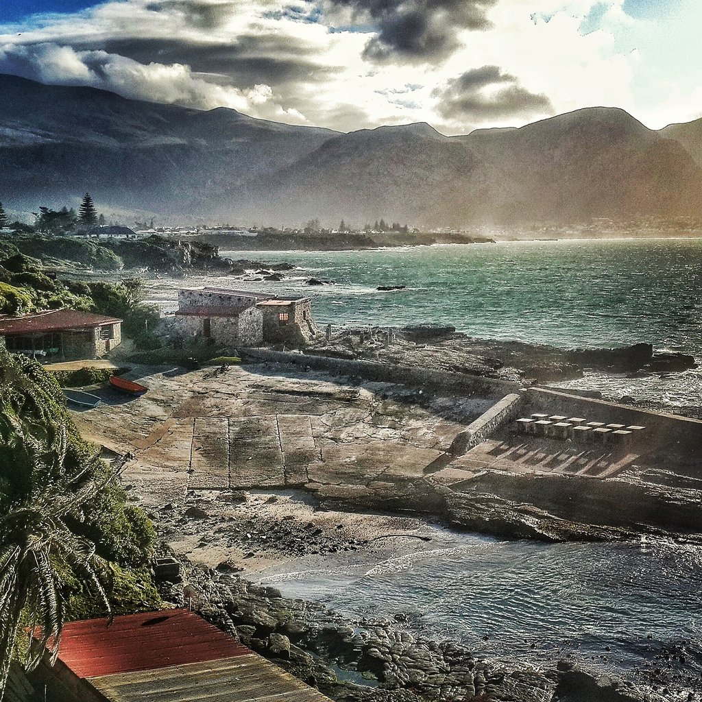 deon_bing's tweet photo. White horses and shy whales. Hermanus Old Harbour. @KFMza #kfmwhalefest https://t.co/bjVXHr0xkv
