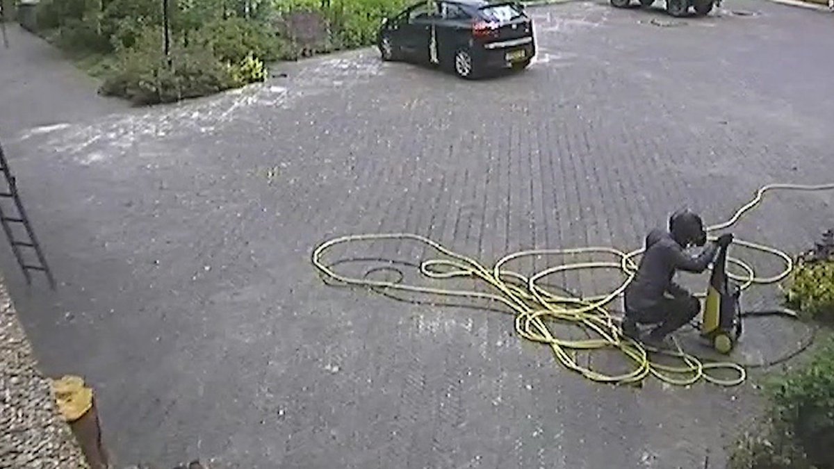 bureaurijnmond's tweet image. Duo steelt reiniger op gestolen scooter in Rotterdam Kralingen. Ze hebben meer op hun geweten..info en video hier: bit.ly/2dASSuB