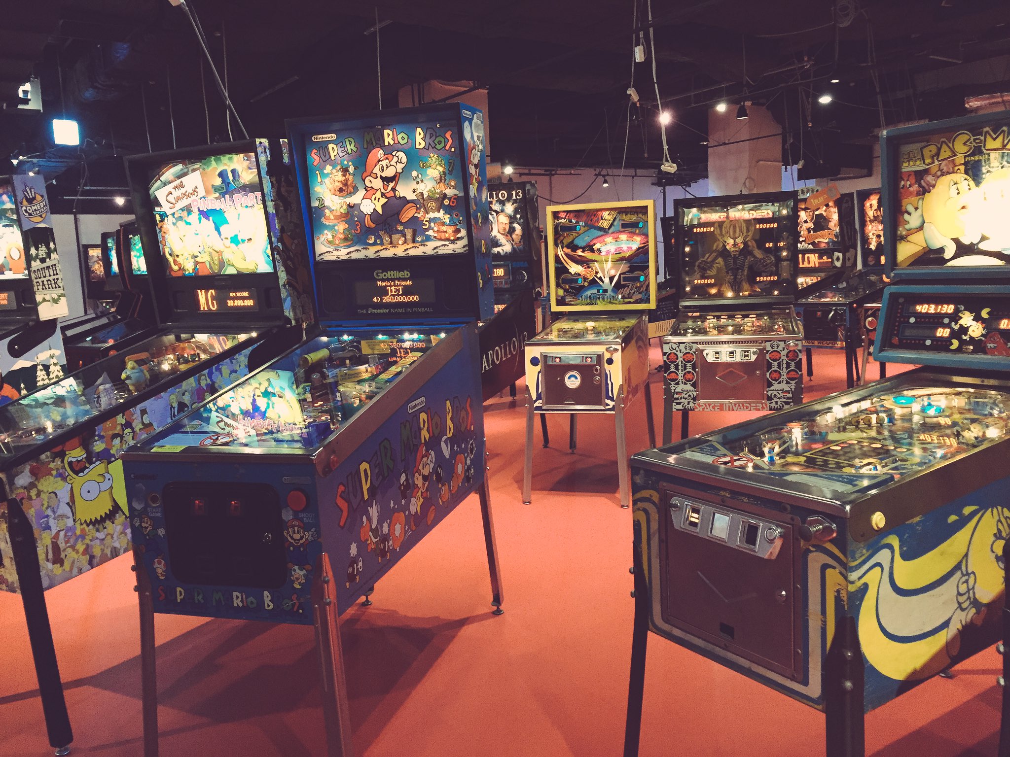 𝚖𝚎𝚛𝚞 なんか心斎橋にすっごいレトロなピンボールのゲームセンターあったの 瓶のコカコーラが自販機で売ってて いろんなピンボールが出来るなんともディープな感じのお店 トロンは映画で出てくるゲームそのままみたいなのが置いてあった