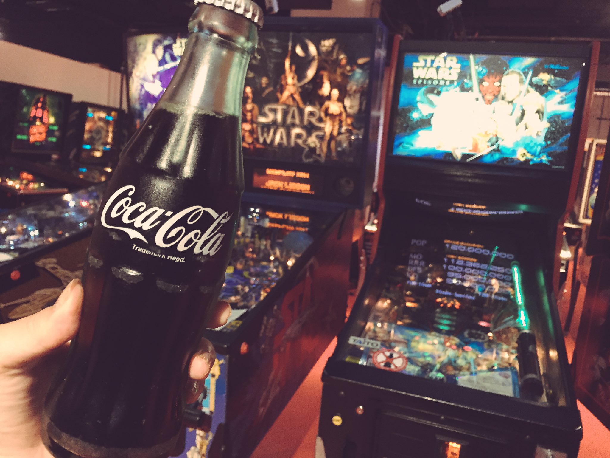 𝚖𝚎𝚛𝚞 なんか心斎橋にすっごいレトロなピンボールのゲームセンターあったの 瓶のコカコーラが自販機で売ってて いろんなピンボールが出来るなんともディープな感じのお店 トロンは映画で出てくるゲームそのままみたいなのが置いてあった