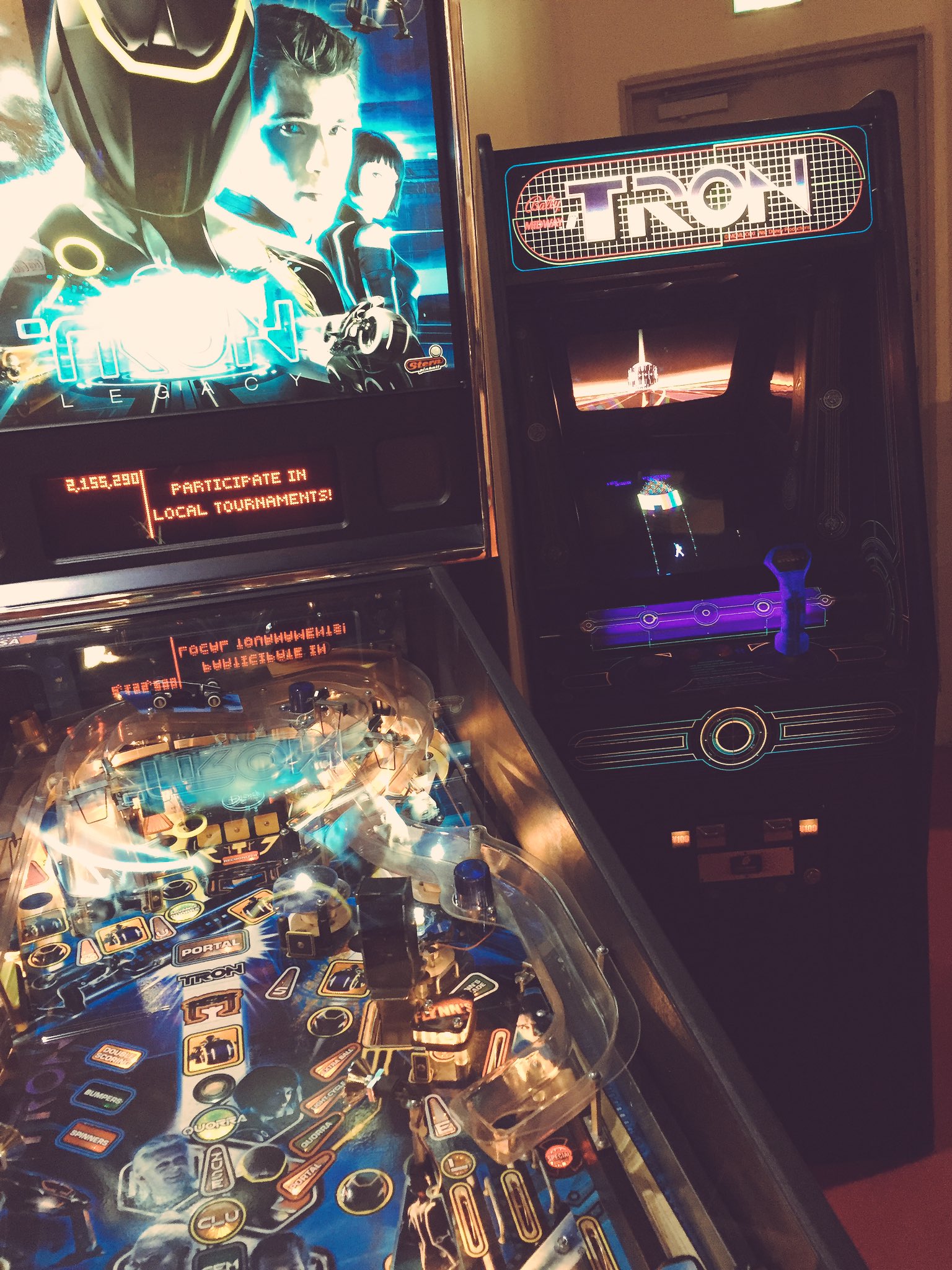 𝚖𝚎𝚛𝚞 なんか心斎橋にすっごいレトロなピンボールのゲームセンターあったの 瓶のコカコーラが自販機で売ってて いろんなピンボールが出来るなんともディープな感じのお店 トロンは映画で出てくるゲームそのままみたいなのが置いてあった