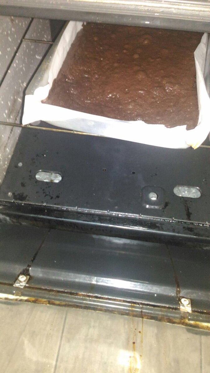 g_lima420's tweet photo. Bolo de chocolate com cobertura de brizadeiro hahahah #Maconha #PresentedaAmiga https://t.co/eNyc6n0lgL